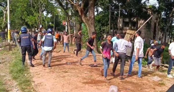 ব্রাহ্মণবাড়িয়া দুই পক্ষের সংঘর্ষও বাড়িঘর ভাঙচুর